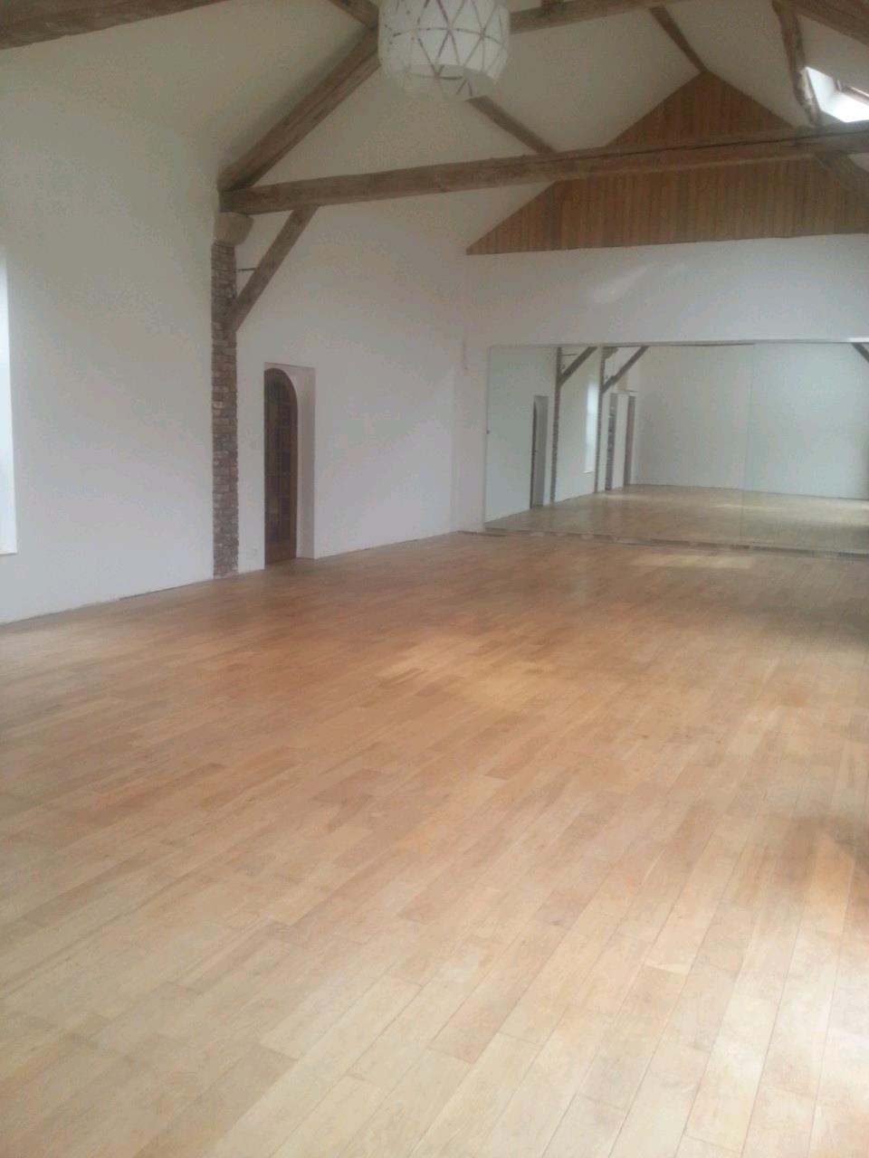 salle studio danse parquet miroirs